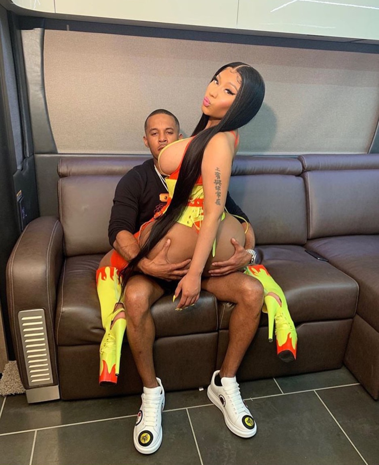 Nicki Minaj Uses Photo Of Her Huge Behind While Sitting On Kenneth Petty’s Lap To Address Haters – “Kiss My A$$ And My An*s” 1 50066EE4 73D1 4EDB A594 5B4F117C97E5