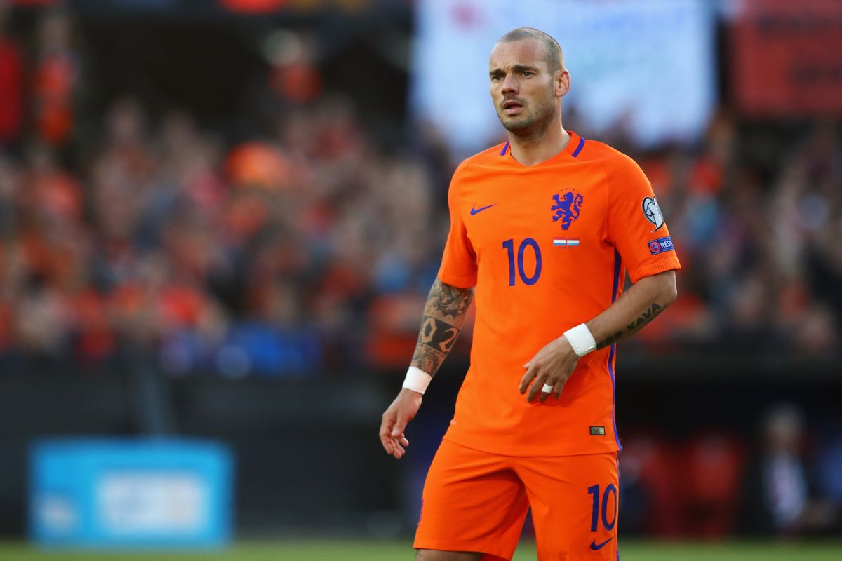 Sneijder announces retirement from football  and takes up director role