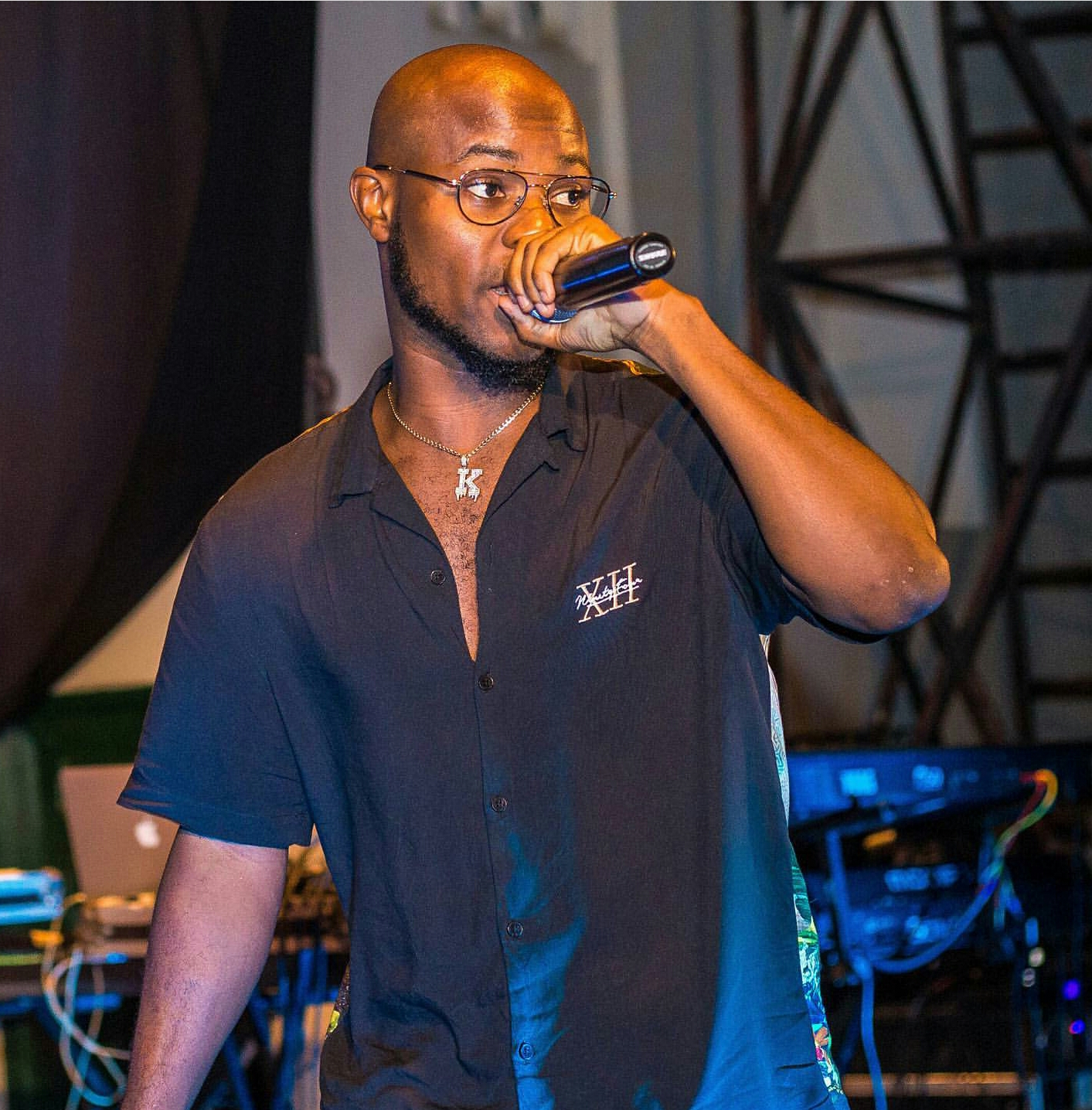 Ghanaian Singer and songwriter, King Promise, appears not be too happy about the many comments that peoople make concerning his his love for big shoes insteead of his music.   The "Oh Yeah" crooner disclosed his worry in an interview on Ghanaian radio station, Happy FM's  “Ayekoo After Drive Show”  The "selfish" hitmaker stated " ‘I don’t know why people talk about my shoes. It first started when I went for an award and wore this Balenciaga shoes that I bought. I didn’t know it was going to cause anything until the following morning when it was all over social media; my mum even called to comment that my shoe was too big . Regardless of the sizes, I sometimes wear small ones as well".   He further added" For me I feel if somebody is to talk about me, it should be my music because that is the most important thing. I feel if I am an artiste and they speak about something else to remember me then it makes me less of an artiste; my music should be the most important thing’ he added.  King Promise recently releaaed his debut Album, “As Promised”.