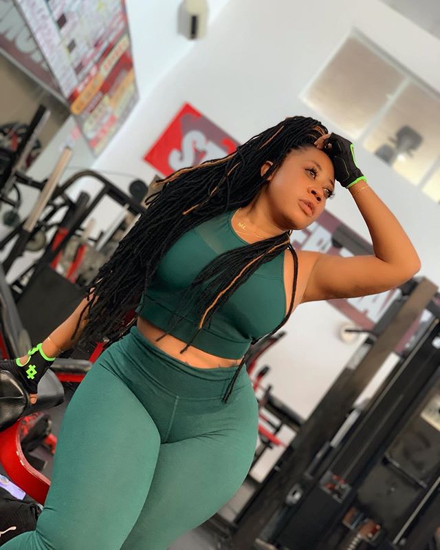 Moyo Lawal flashes curves to gain attraction 