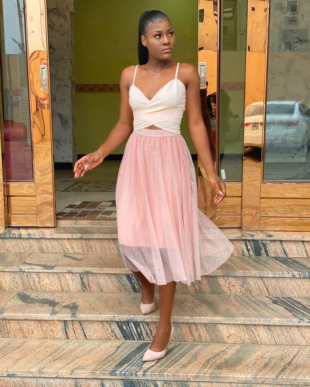 Alex unusual gives fans stunning look for Sunday